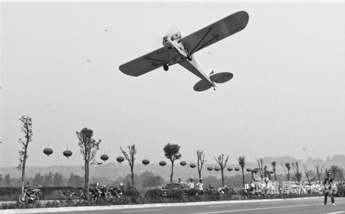 天津街头堵飞机了？真相竟是这样的！天津堵车视频