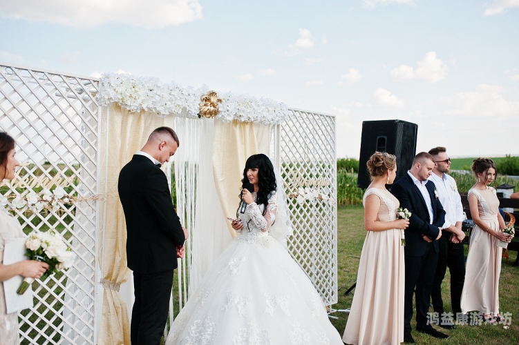 新人在家中举办婚礼 受邀者震惊，简约风潮背后的温馨与创意