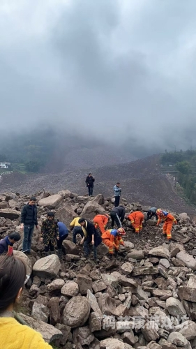 四川某景区突发山体垮塌 惊险瞬间路人险遭不测