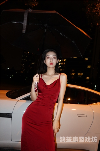 精品国产制服丝袜高跟，时尚与品质的完美结合黑色缎面真丝吊带开叉连衣裙